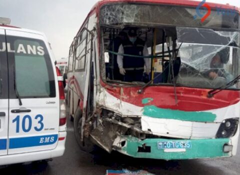 Bakıda avtobus betonqarışdıran maşınla toqquşdu: 3 yaralı – VİDEO – YENİLƏNİB