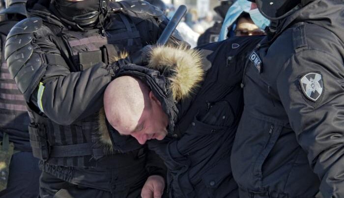 Rusiyada saxlanılan etirazçılara çağırış vərəqələri verildi