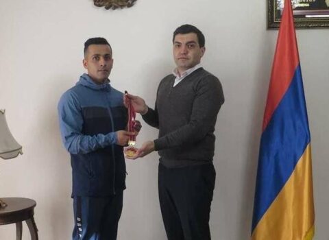 İranlı idmançı qızıl medalını erməni ailəsinə bağışladı – FOTO