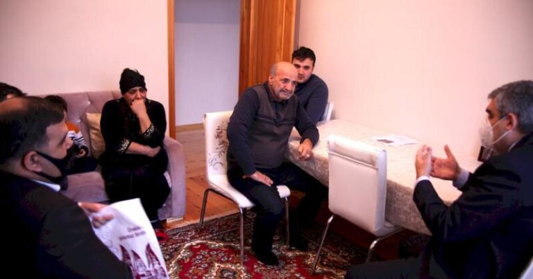 Şəhid ailəsinə təqaüd kartı təqdim edildi – FOTO Şəhid ailəsinə təqaüd kartı təqdim edildi – FOTO