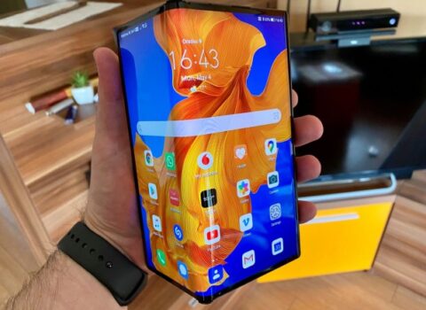 Bükülən ekranlı smartfon satışa çıxarılacaq