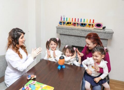 Heydər Əliyev Fondu eşitmə qüsurlu şəxsləri əməliyyat etdirdi – FOTO