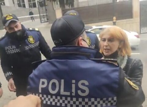AzTV-nin qarşısında ETİRAZ: Qadın özünü yandırmaq istədi – VİDEO