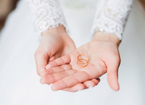 Müğənnilər 11 yaşlı qızın nişanlanmasına etiraz etdilər – Uşaq nə qanır ər nədir?