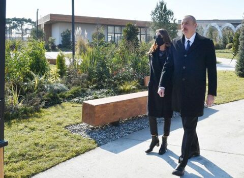 Prezident xanımı ilə yeni parkı gəzdi – FOTOLAR