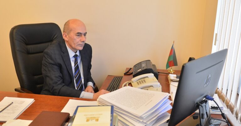 Milli Məclisin mətbuat katibi kollektivə təqdim olundu Milli Məclisin mətbuat katibi kollektivə təqdim olundu