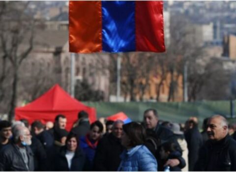Yerevanda müxalifət yenidən parlamentin qarşısına qayıtdı