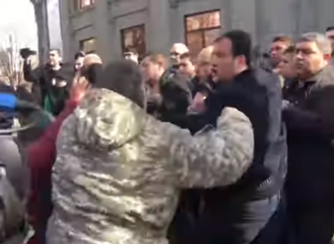 Paşinyan tərəfdarları və müxaliflər arasında qarşıdurma – VİDEO