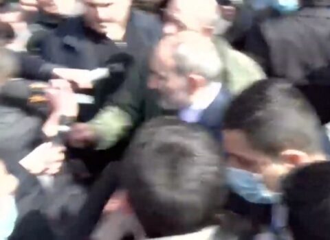 Paşinyan tərəfdarlarının qarşısına çıxdı
