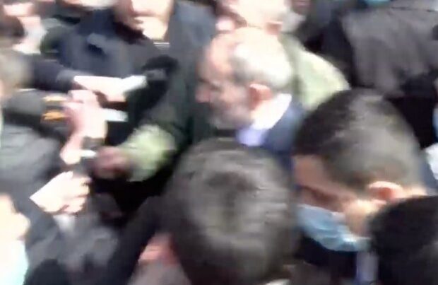 Paşinyan tərəfdarlarının qarşısına çıxdı Paşinyan tərəfdarlarının qarşısına çıxdı