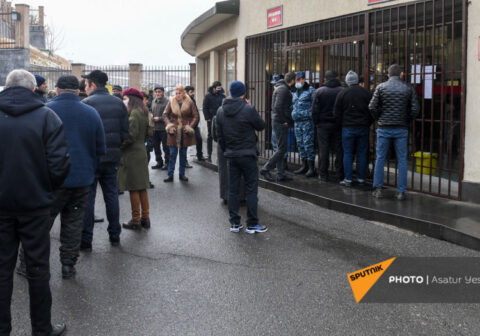 “Uşaqlarımızı Qarabağa göndərməyin!” – Ermənistan MN-in qarşısında AKSİYA