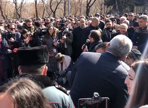 Etirazçılar Prezident İqamətgahının qarşısına toplaşdı – İrəvanda 