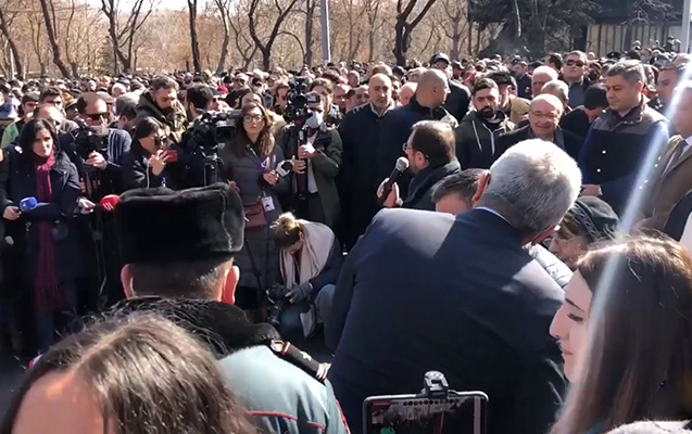 Etirazçılar Prezident İqamətgahının qarşısına toplaşdı – İrəvanda Etirazçılar Prezident İqamətgahının qarşısına toplaşdı – İrəvanda