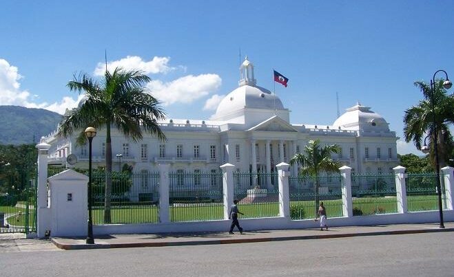 ABŞ vətəndaşlarını Haitidən çıxarır ABŞ vətəndaşlarını Haitidən çıxarır