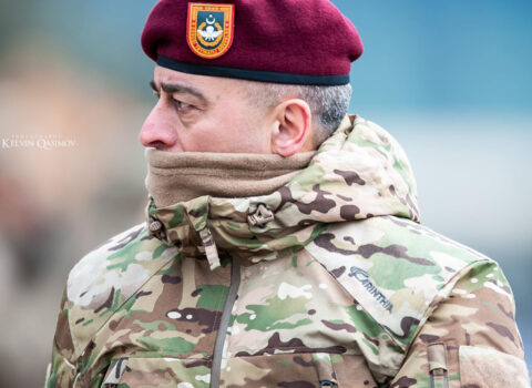 Şəhid əsgərinin kədərini gözündə daşıyan general