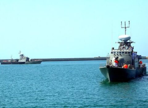 İran Fars körfəzində iki gəmini SAXLADI