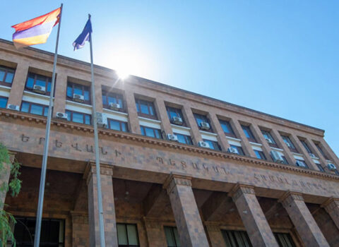İrəvanda etirazçılar universitet binasına girdi – Polis hərəkətə keçdi
