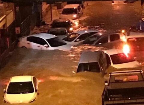 Türkiyədə maşınlar sel suları altında qaldı