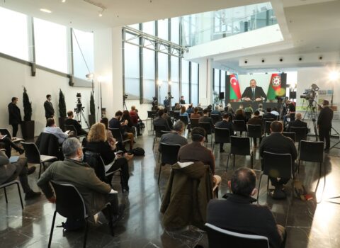 “Deyirdim ki, sizin əl sıxdığınız insanlar məscidlərdə donuz saxlayanlardır”