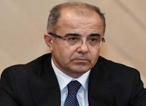 Rektor 1 milyona ev, 440 min manata cip aldı