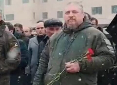 Sülhməramlıların keşişinin separatçıların yürüşündə nə işi var?