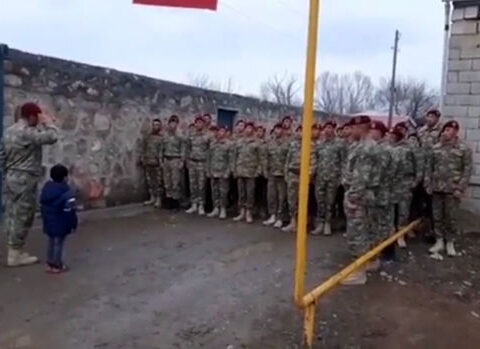 Şəxsi heyət şəhid komandirin övladının ziyarətinə getdi – VİDEO