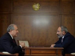 Hakimiyyətin klassik iflici: Paşinyan təqdim edir, prezident imzalamır