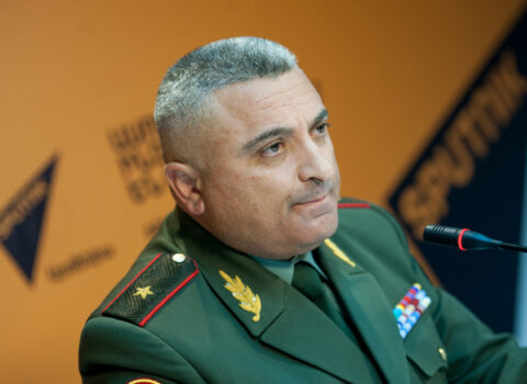 Baş Qərargah rəisi vəzifəsinə əsas namizəd Makaryan Paşinyanı dəstəklədi