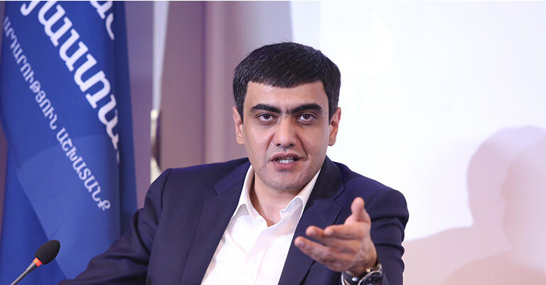 Aruş Aruşanyan: “Ermənistanda düşmənlə danışıqlar aparacaq bir adam yoxdur” Aruş Aruşanyan: “Ermənistanda düşmənlə danışıqlar aparacaq bir adam yoxdur”