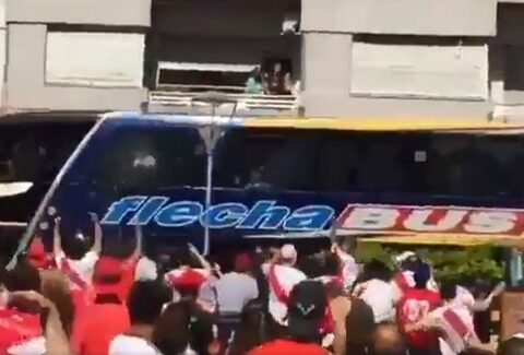 Argentina prezidentinin avtobusu daşqalaq edilib – VİDEO