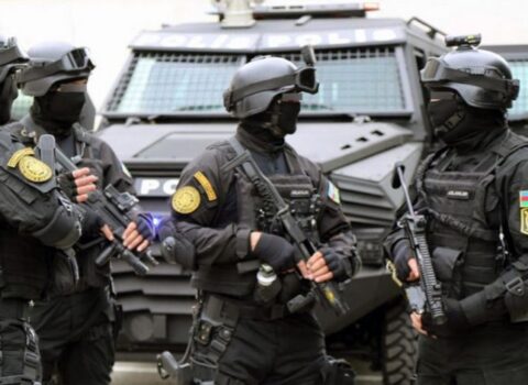 Bakıda polis əmrə tabe olmayan şəxslərə atəş açdı, yaralanan var