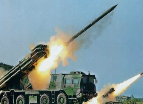 Döyüş kadrları: Azərbaycan Ordusunun LAR-160 reaktiv yaylım atəşi sistemi düşmənə zərbə endirir