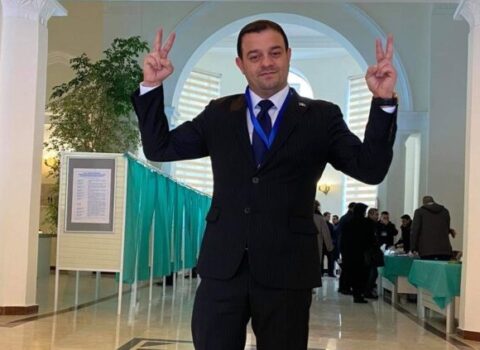 Ata Abdullayevin məhkəməsində şok anlar – Diz çöküb, hakimə yalvardı