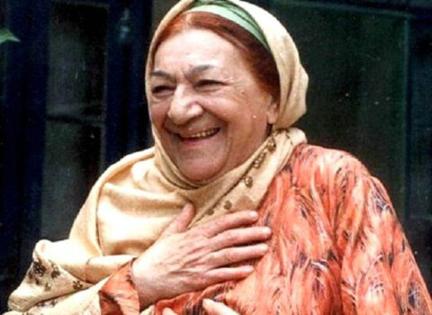 Özündən 11 yaş kiçik oğlanla evlənən, nəvəsini övladlığa götürən, pişiyinə elçi gedən Nəsibə Zeynalova – Maraqlı faktlar