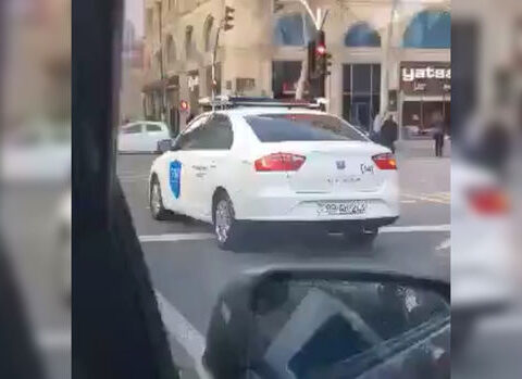 BNA avtomobili bir yolayrıcında iki qaydanı pozdu – VİDEO