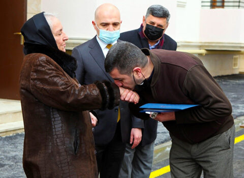Şəhid ailələrinə evi general Polad Həşimovun anası təqdim etdi – FOTOLAR