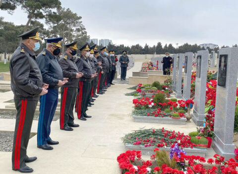 Müdafiə Nazirliyinin rəhbərliyi şəhidlərimizin məzarlarını ziyarət etdi – FOTO