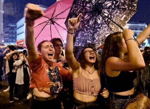 Feministlər metroda iğtişaş törətdi – VİDEO