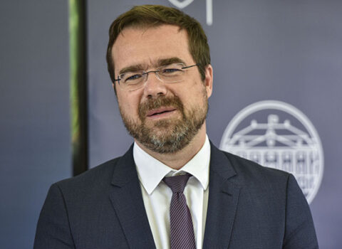 Səhiyyə naziri rus peyvəndinə görə İSTEFA VERDİ