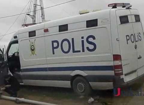 Bakıda məhbus daşıyan polis maşını qəzaya düşdü – VİDEO