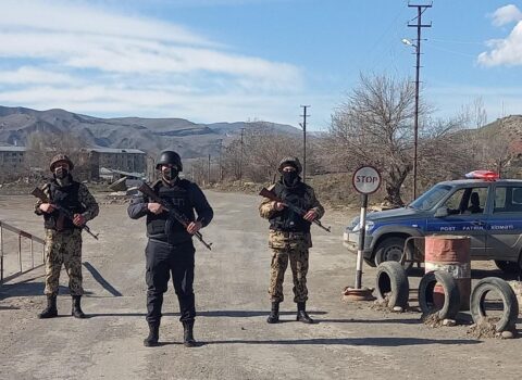 Azad olunmuş əraziyə keçmək istəyən şəxs avtomobillə polisi vuraraq qaçıb