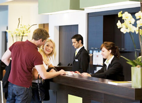 Məşhur hotel nikahı olmayan cütlükləri içəri buraxmır – Azərbaycanda