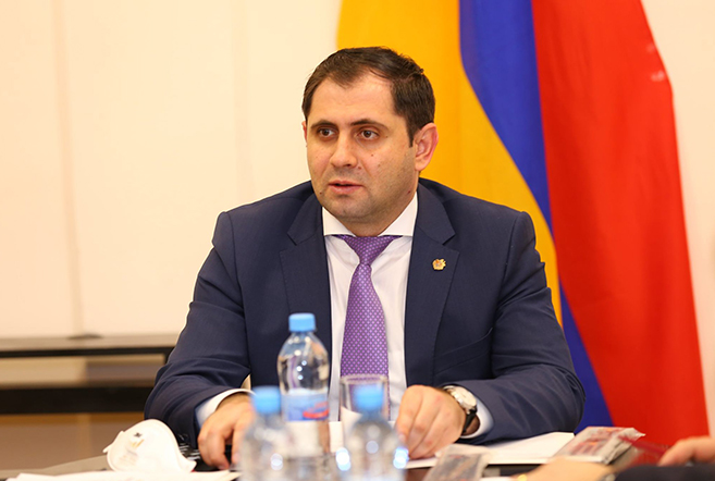 Ermənistanın müdafiə naziri Moskvaya getdi