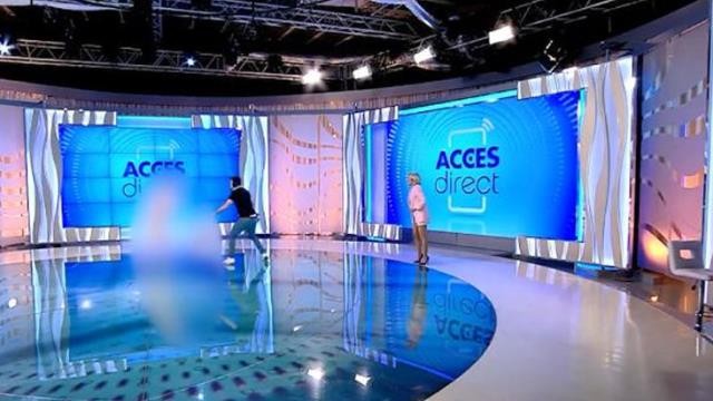 Canlı yayımda aparıcıya hücum etdi – VİDEO Canlı yayımda aparıcıya hücum etdi – VİDEO