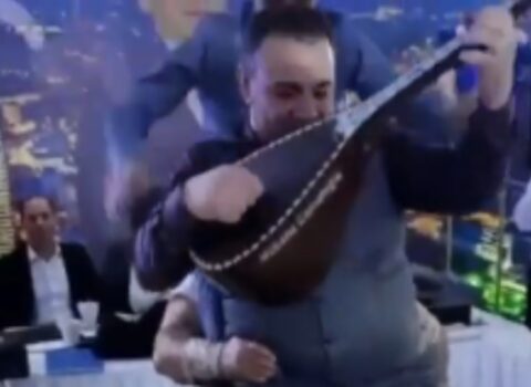 “Kişi deyilsiniz”- Aşıq Mübariz biabırçı görüntülərinə görə “od püskürdü” – VİDEO