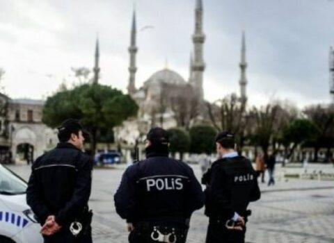 Türkiyədə DƏHŞƏT – Oğul anasının başını kəsərək balkondan aşağı atdı – VİDEO
