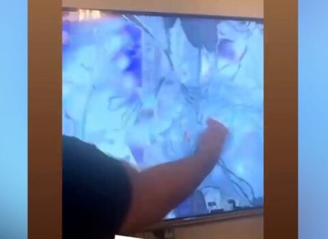 Azərbaycanlı idmançıya görə televizorun monitorunu sındırdı – VİDEO