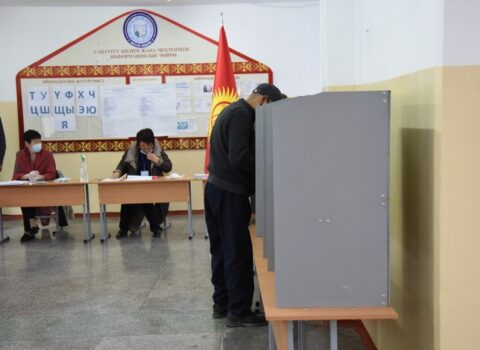 Qırğızıstanda seçkilər və referendum başa çatdı