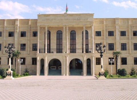 Bu icra hakimiyyətinin qarşısında intihara cəhd edildi