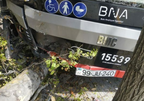 “BakuBus” ağaca çırpıldı, liseyin hasarı ziyan gördü: Xəsarət alanlar var – FOTOLAR